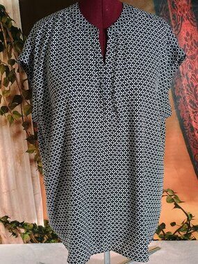 EUC Chaus Sz 3X Black & White Geometric Tile Print Split Neck Short Sleeve Top